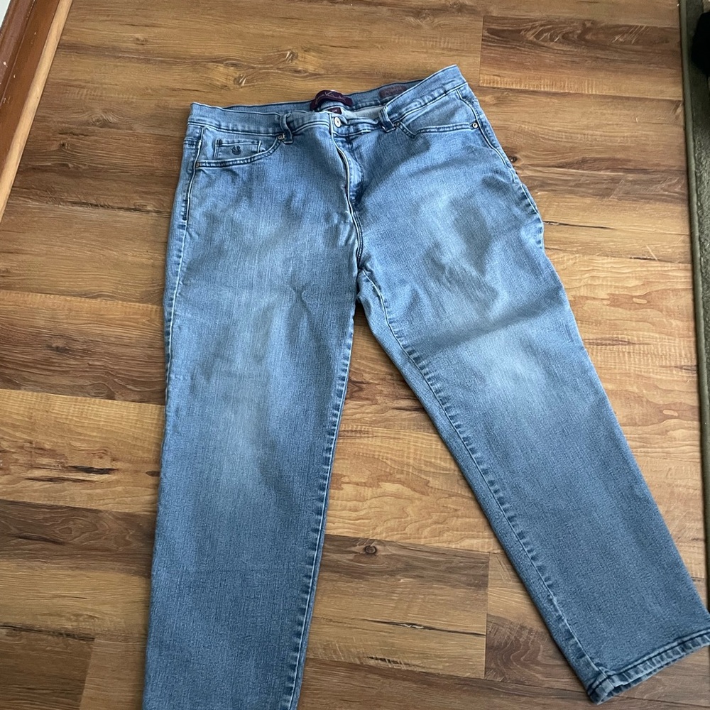 Gloria Vanderbilt Women's Relaxed Jeans in Light Blue